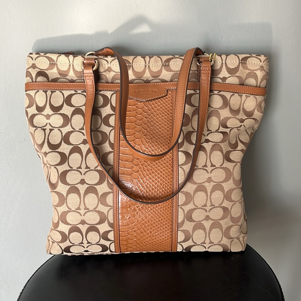 Coach Bag - Picture 2 of 7